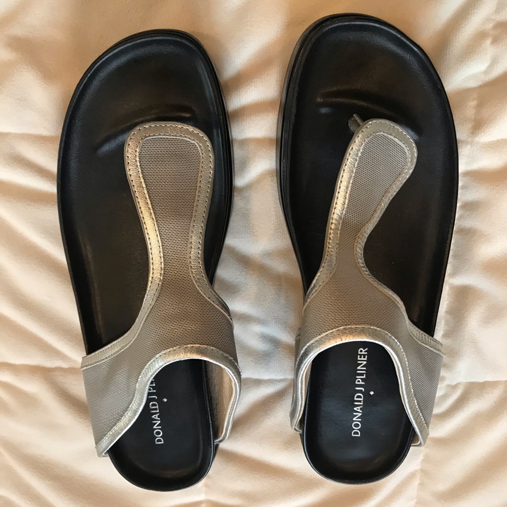 Donald J. Pliner flip flop/sandal Size 8